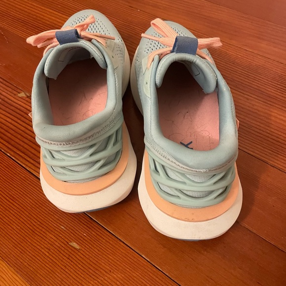 Kizik hands free sneakers. Mint green and pink sneakers. Slide on sneakers. - Picture 8 of 9